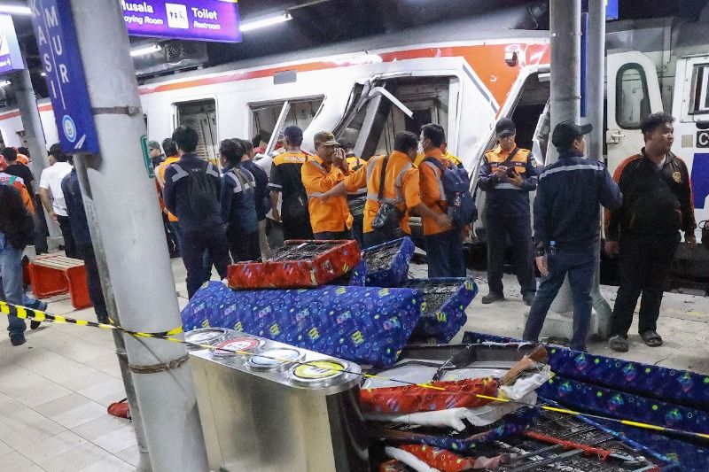 Lumpuh! Penumpang KRL di Jatinegara Telantar Imbas Tabrakan Maut Bekasi Timur