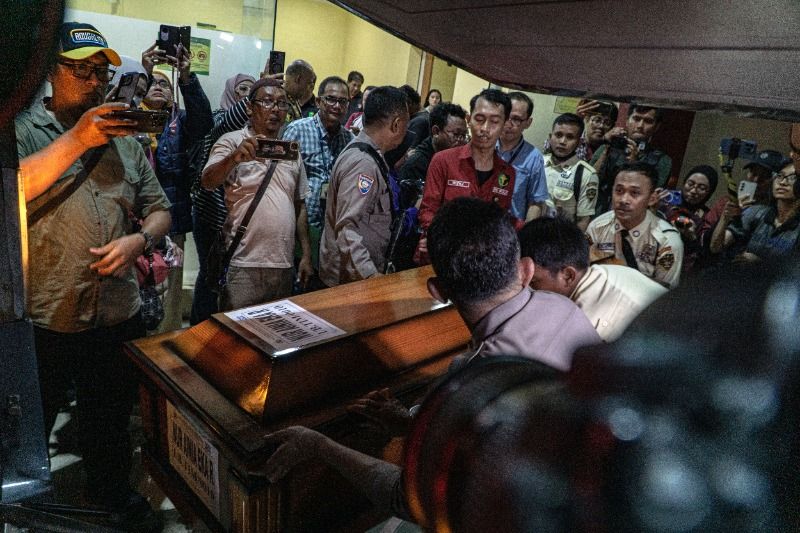 Polisi Dampingi Keluarga Korban di RSUD Bekasi