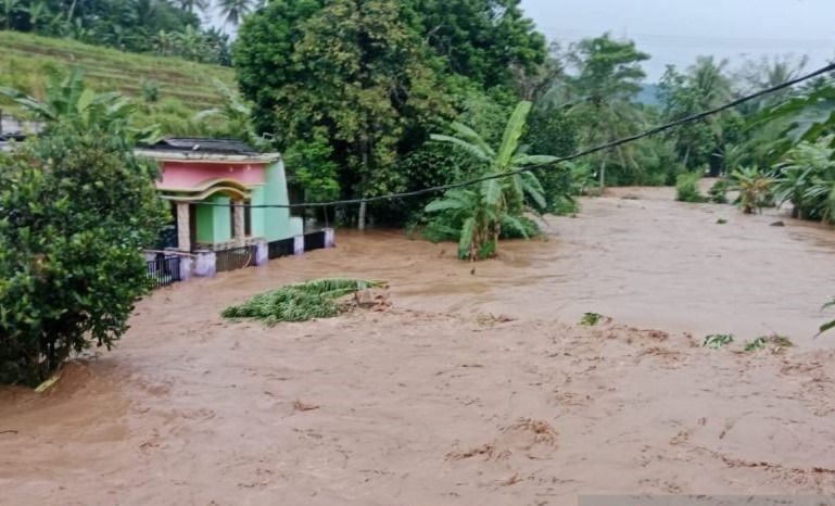 30 Rumah di Cianjur Diterjang Banjir Bandang, Puluhan Warga Mengungsi