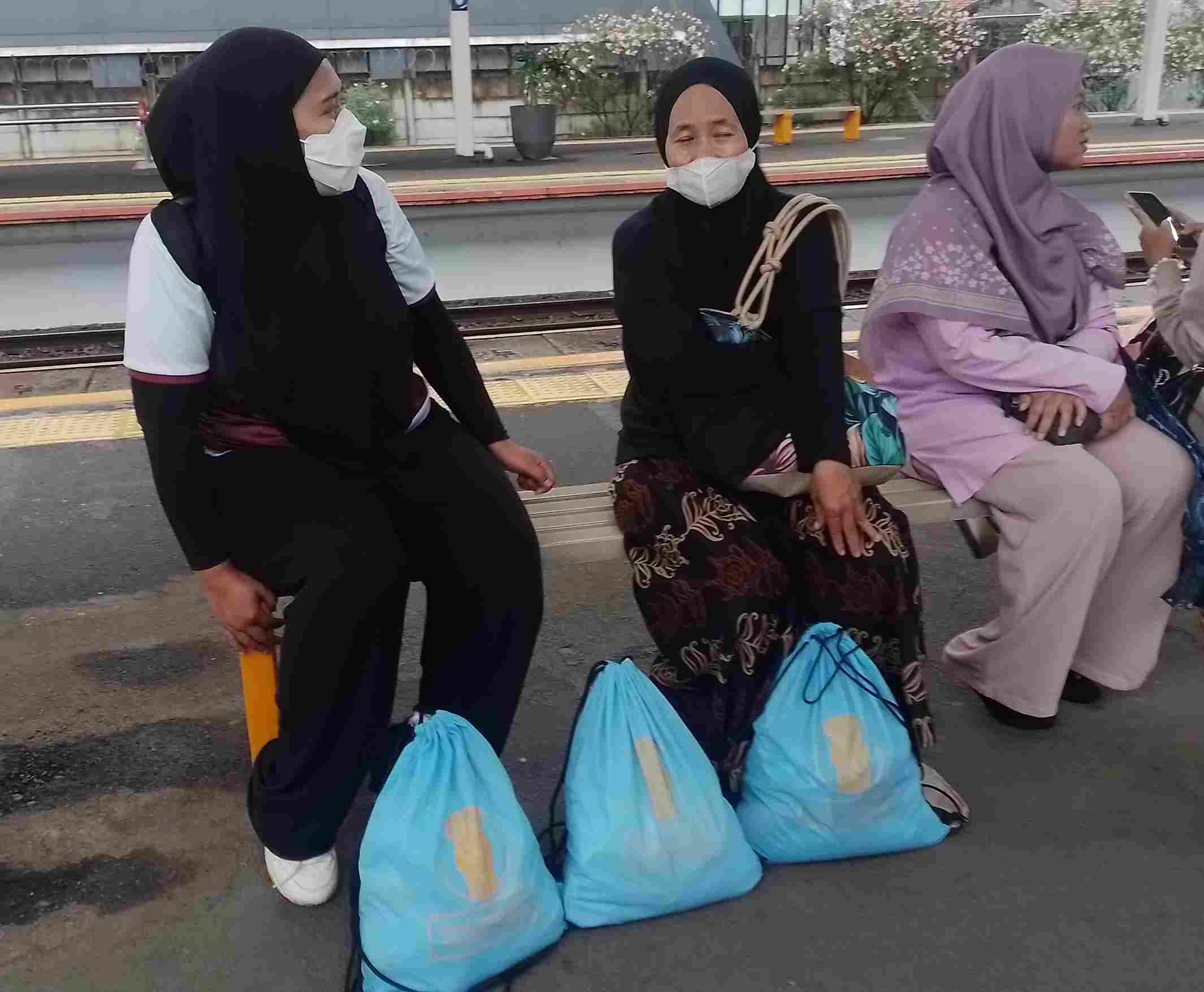 Buruh di Kawasan Monas Semringah, Pulang Bawa Paket Sembako dari Istana
