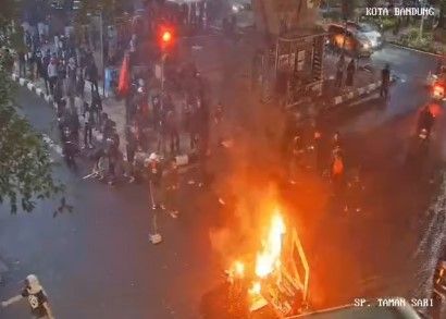 Aksi Buruh di Bandung Berujung Ricuh, Pos Polisi Dibakar