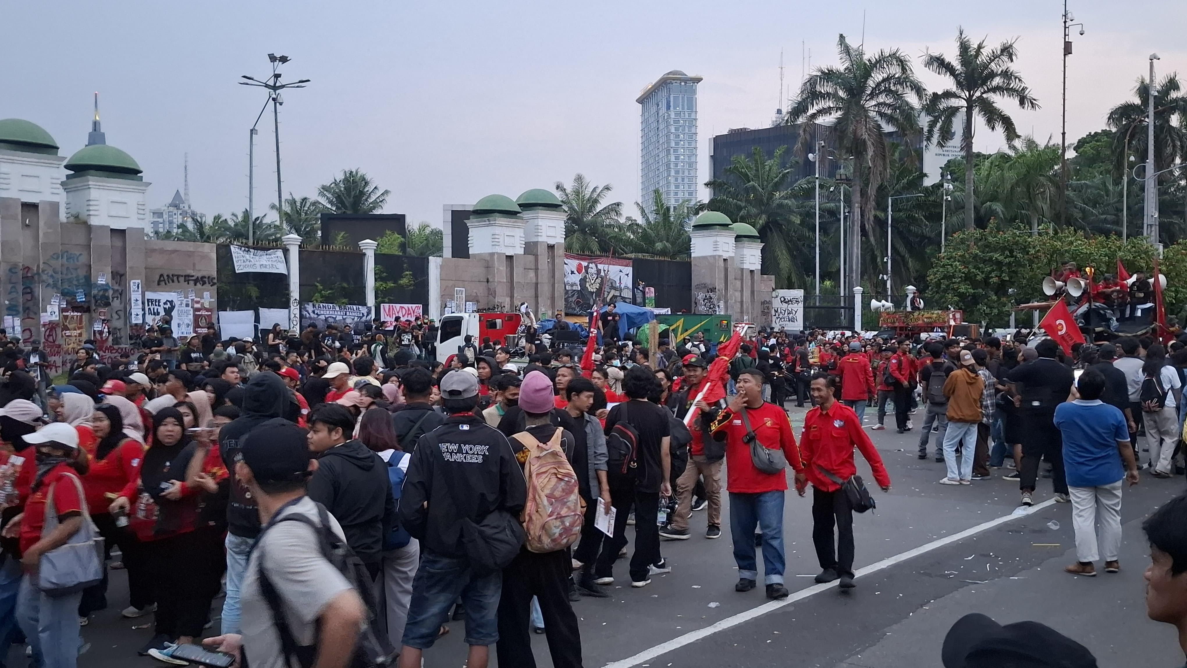Hari Mulai Gelap, Aksi Buruh di Depan Gedung DPR Mundur Teratur