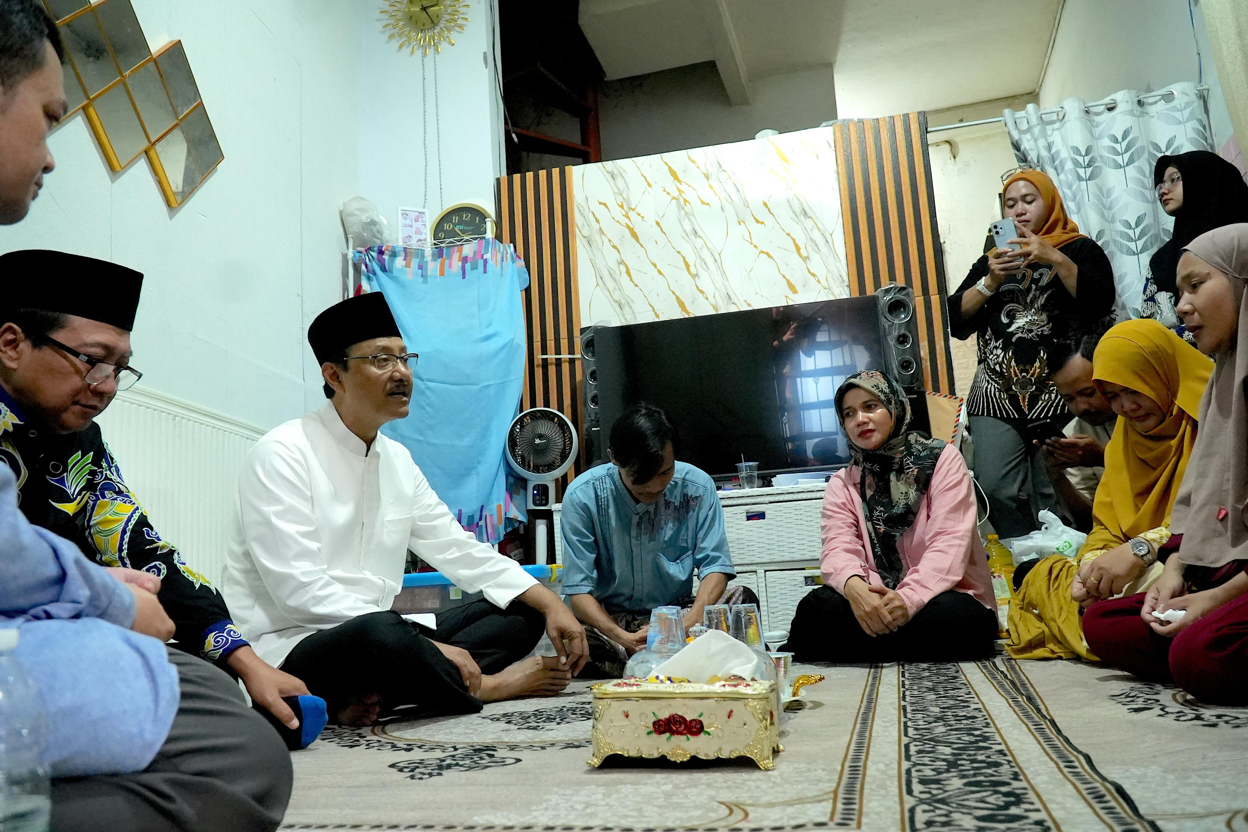 Gus Ipul Kirim Doa dan Takziah ke Rumah Korban Kecelakaan KA Bekasi
