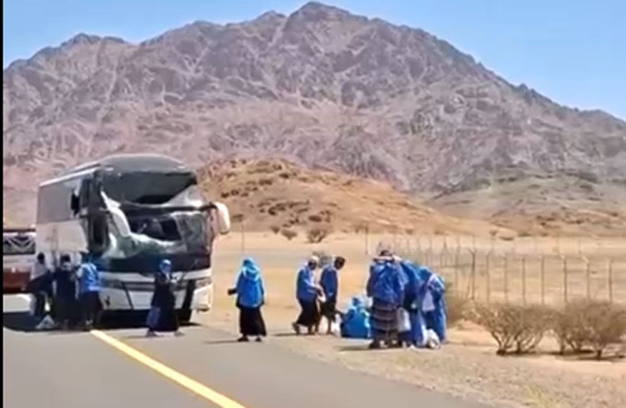 Bus Jemaah Haji Asal Probolinggo Alami Kecelakaan di Jabal Magnet Madinah