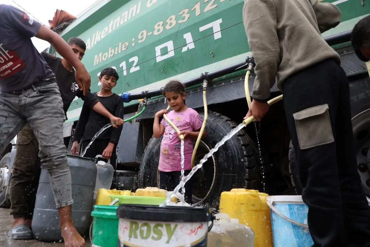 Warga Gaza Bertaruh Nyawa demi Seteguk Air Bersih yang Kian Langka
