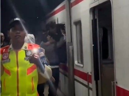Basarnas Special Group Turun ke Lokasi Tabrakan Kereta di Bekasi, Gerbong Khusus Wanita Ringsek Parah