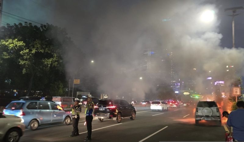 Sebuah Mobil Terbakar di Tol Semanggi, Polisi Ungkap Kronologinya