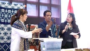 Produk Tenun Pewarna Alami Binaan Bakti BCA Naik Kelas hingga Amsterdam