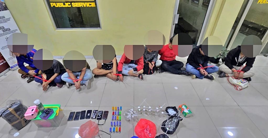 Polisi Ciduk 9 Orang Saat Asyik Nyabu di Pinggir Rel Tanah Abang