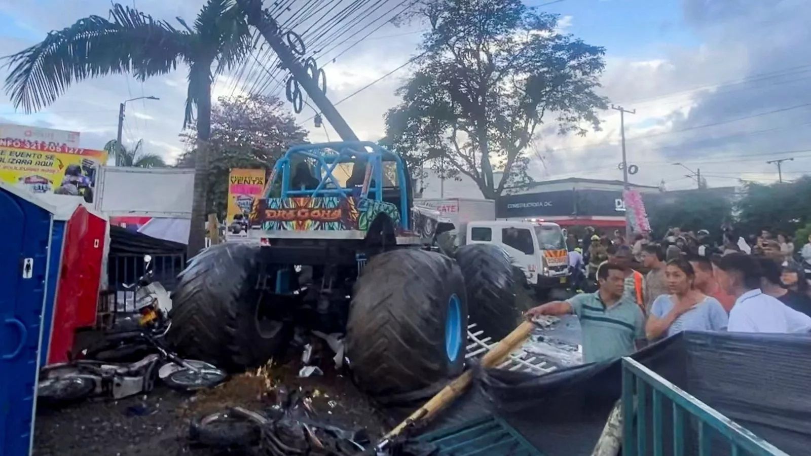 Truk Raksasa Seruduk Kerumunan Penonton Di Acara Otomotif, Dua Orang Tewas